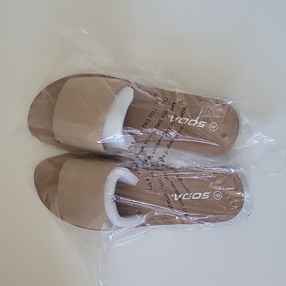 Soda slip on Sandals, Light Brown, flat Sandals, Size 9 - Picture 3 of 6